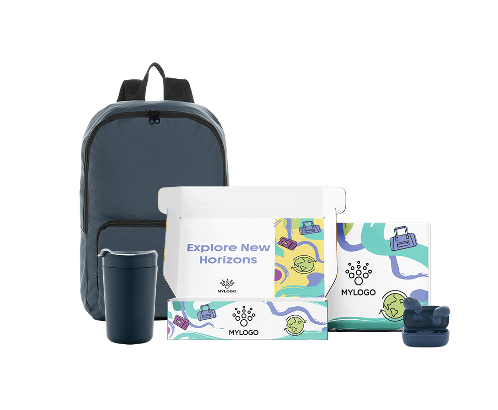 Pack de viaje corporativo personalizado con mochila gris, vaso térmico y auriculares inalámbricos para empleados viajeros.